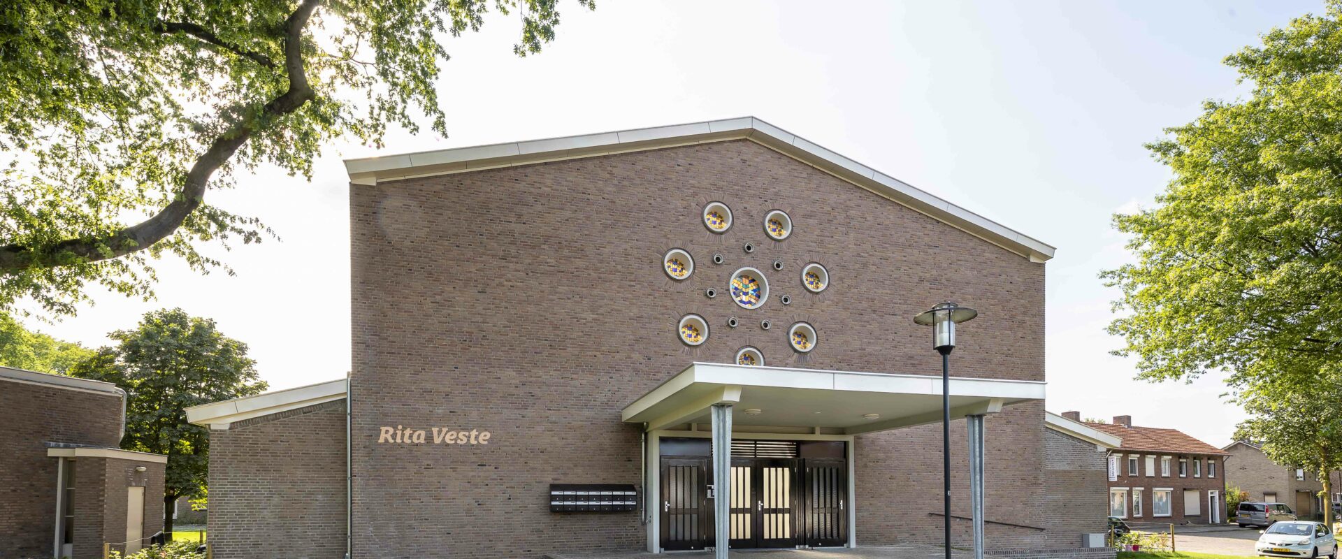 De buitenzijde oogt nog steeds als de kerk van toen