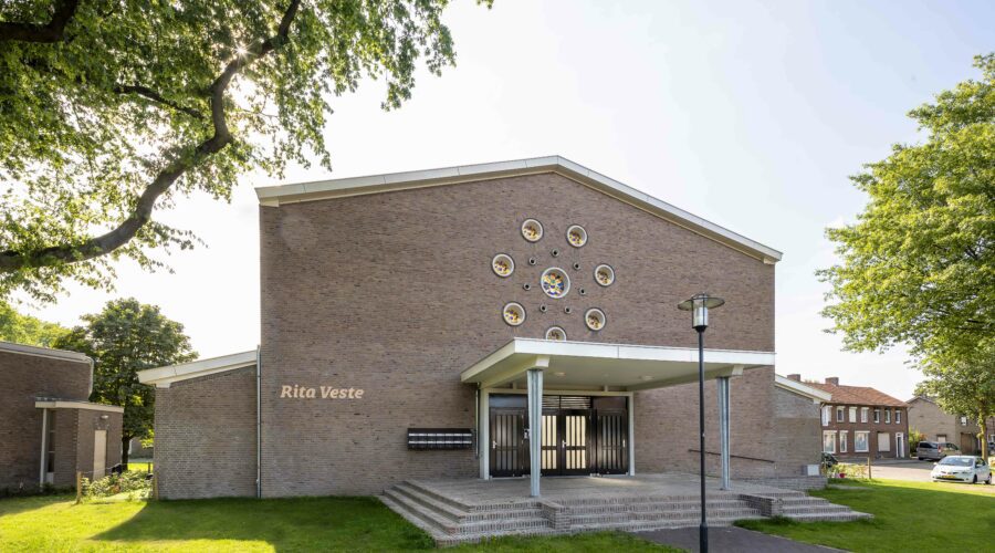 De buitenzijde oogt nog steeds als de kerk van toen