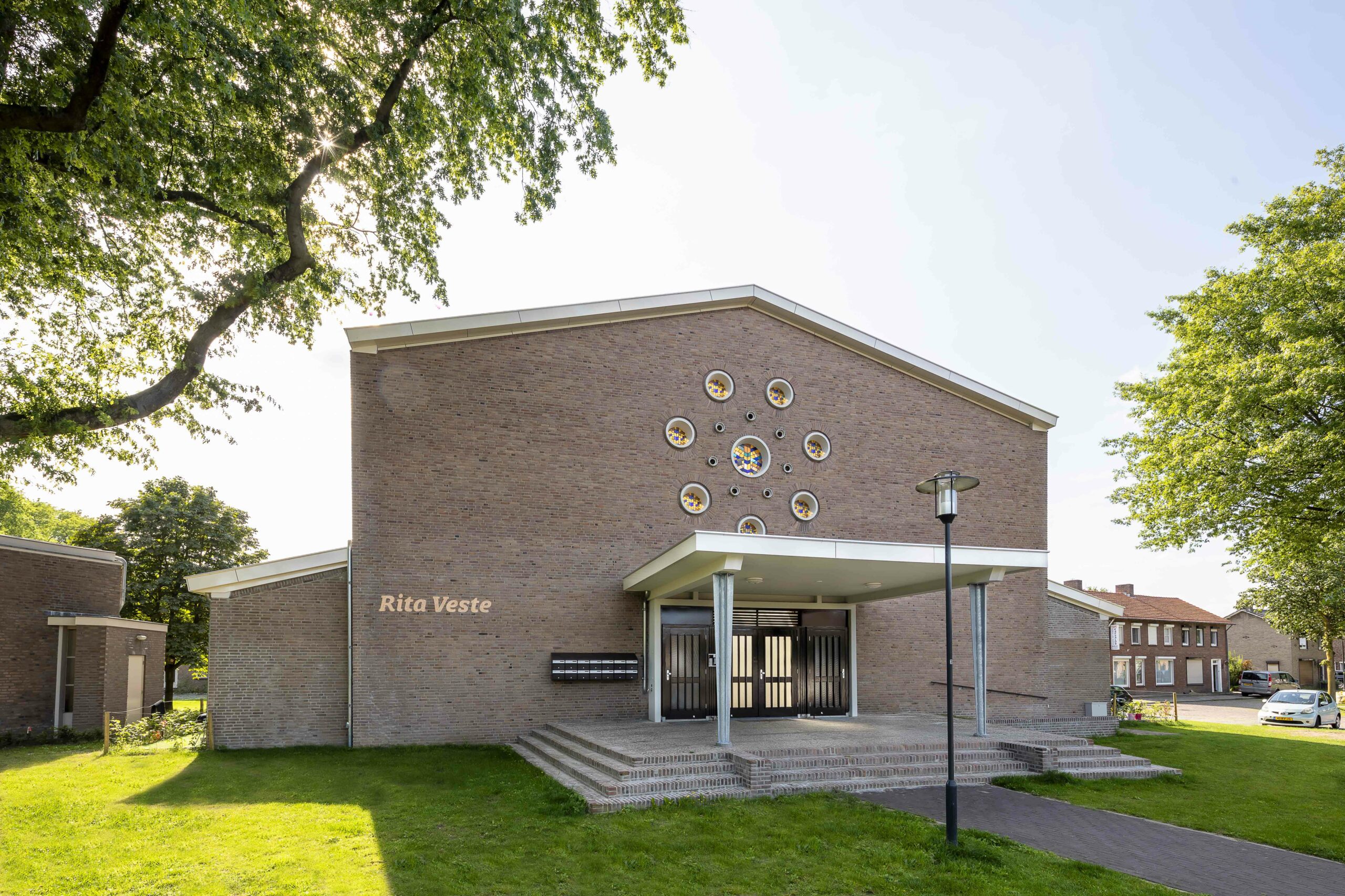 De buitenzijde oogt nog steeds als de kerk van toen