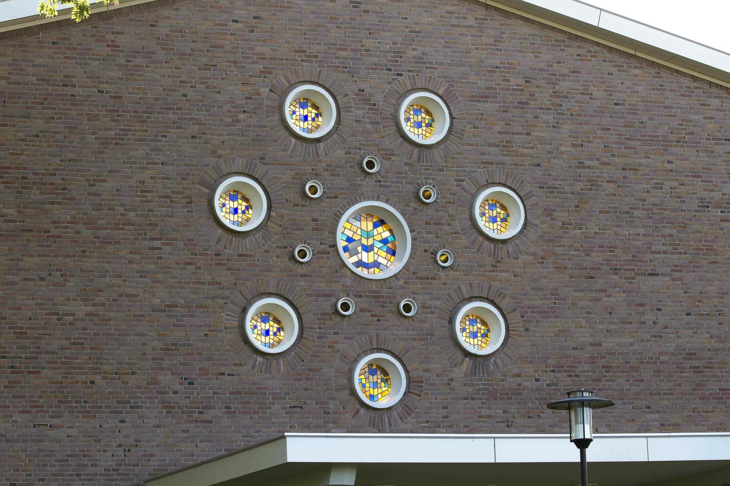 Detail van de glas-in-loodramen van de Ritakerk