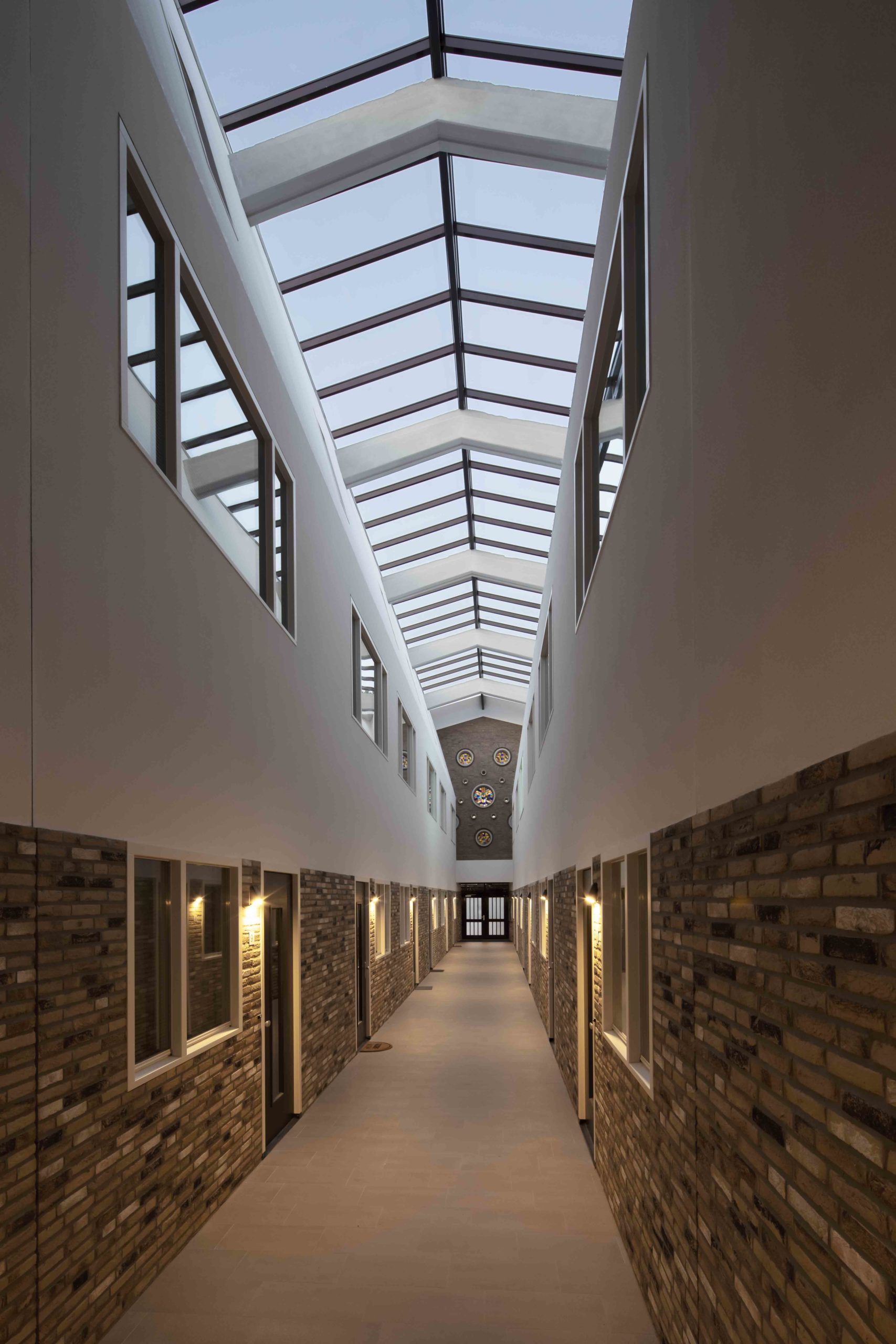 De lichtstraat boven de centrale gang laat daglicht binnen