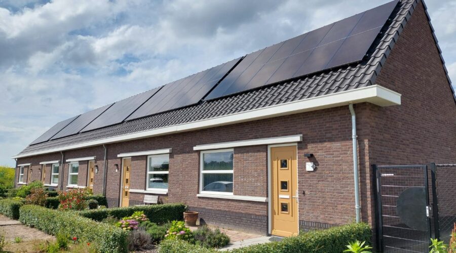 Het project biedt vijf seniorenwoningen van één laag met kap