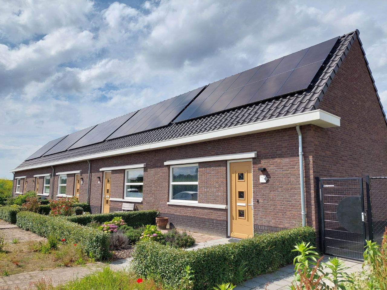 Het project biedt vijf seniorenwoningen van één laag met kap