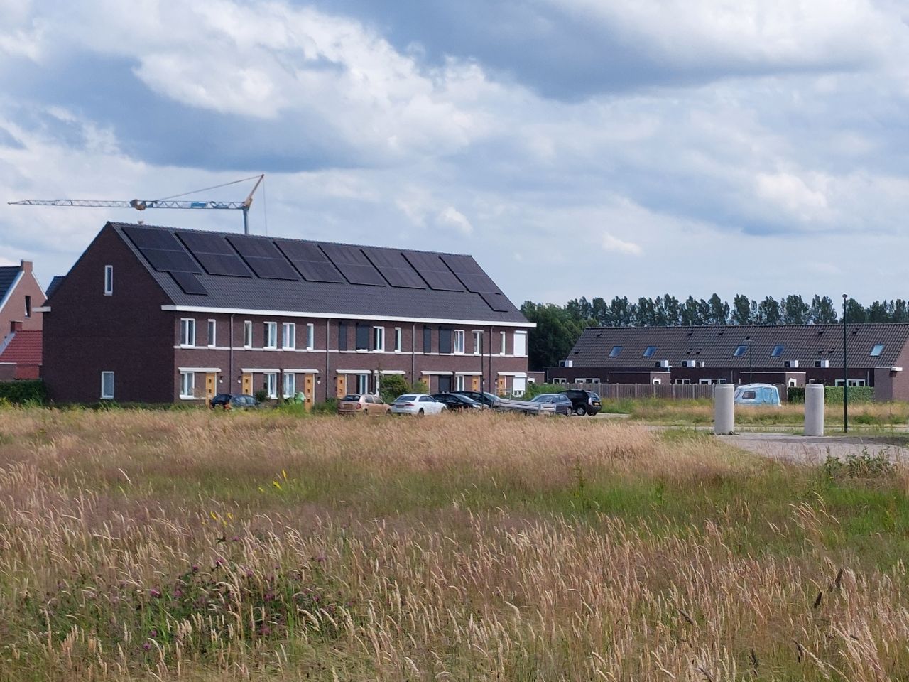 Sociale woningbouw met links de gezinswoningen en rechts de seniorenwoningen
