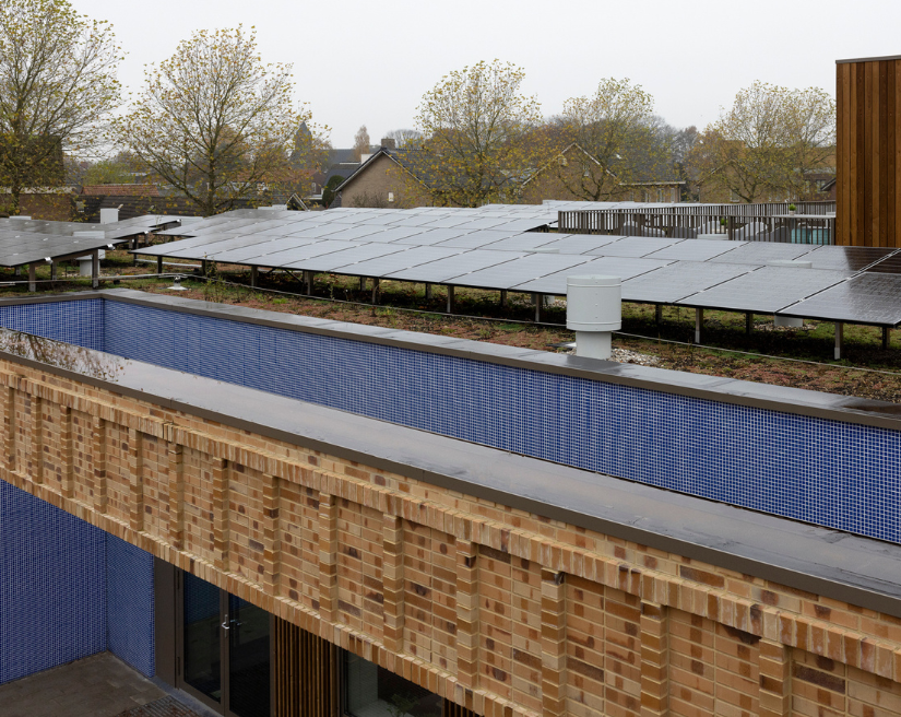 Het dak van dit schoolgebouw staat vol zonnepanelen