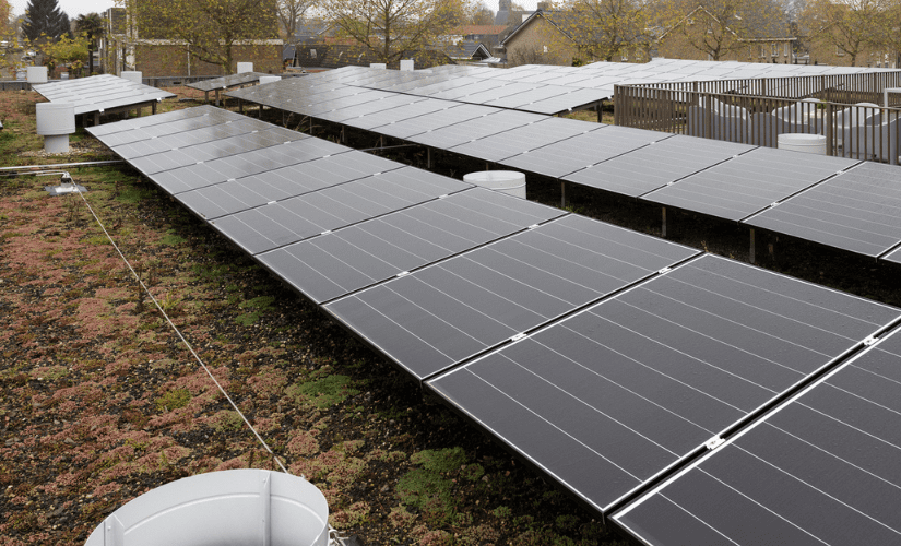 Op het dak van dit schoolgebouw liggen veel zonnepanelen