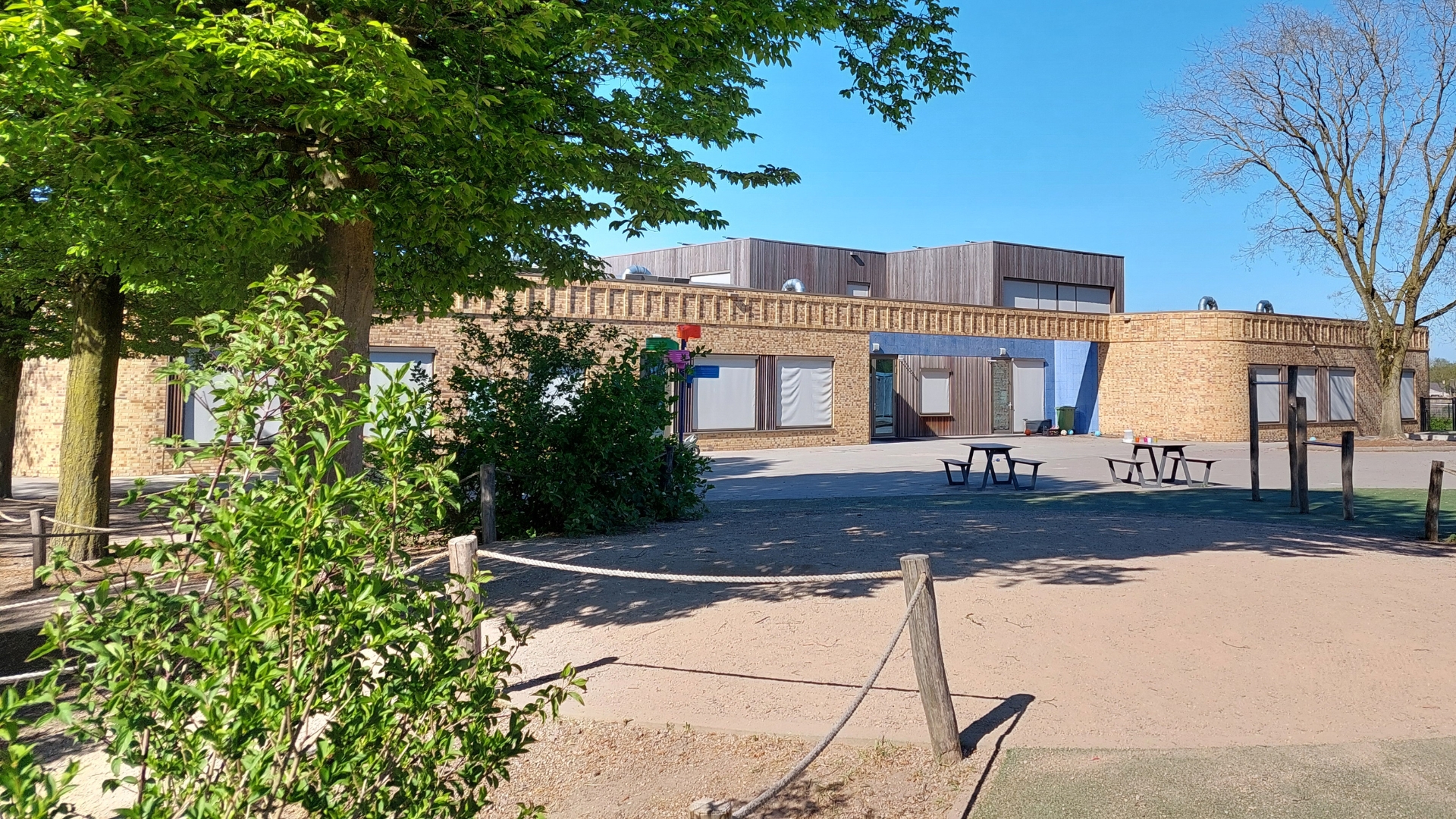 Het speelplein met op de achtergrond het schoolgebouw