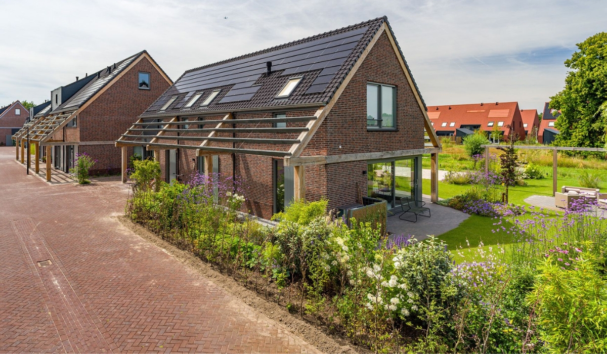 Beeldbepalende, ruime dakoverstekken zijn opengewerkt als pergola's