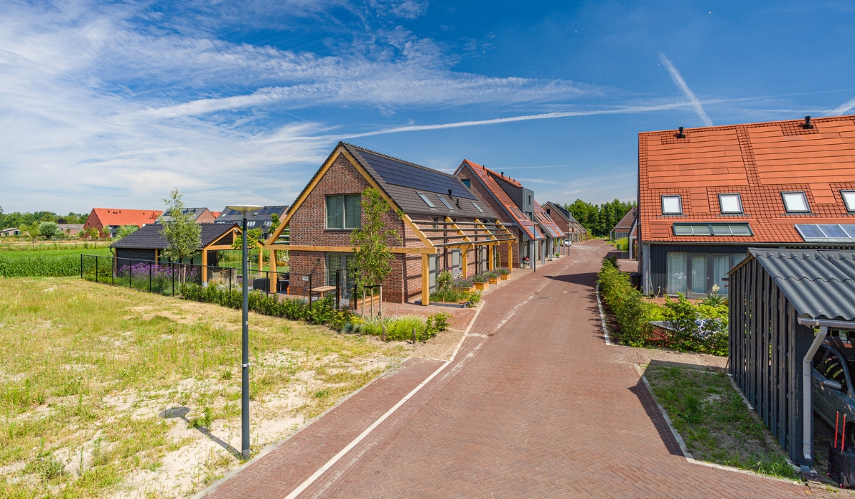 De diverse 35 koopwoningen zijn gepositioneerd alsof het een boerenerf is