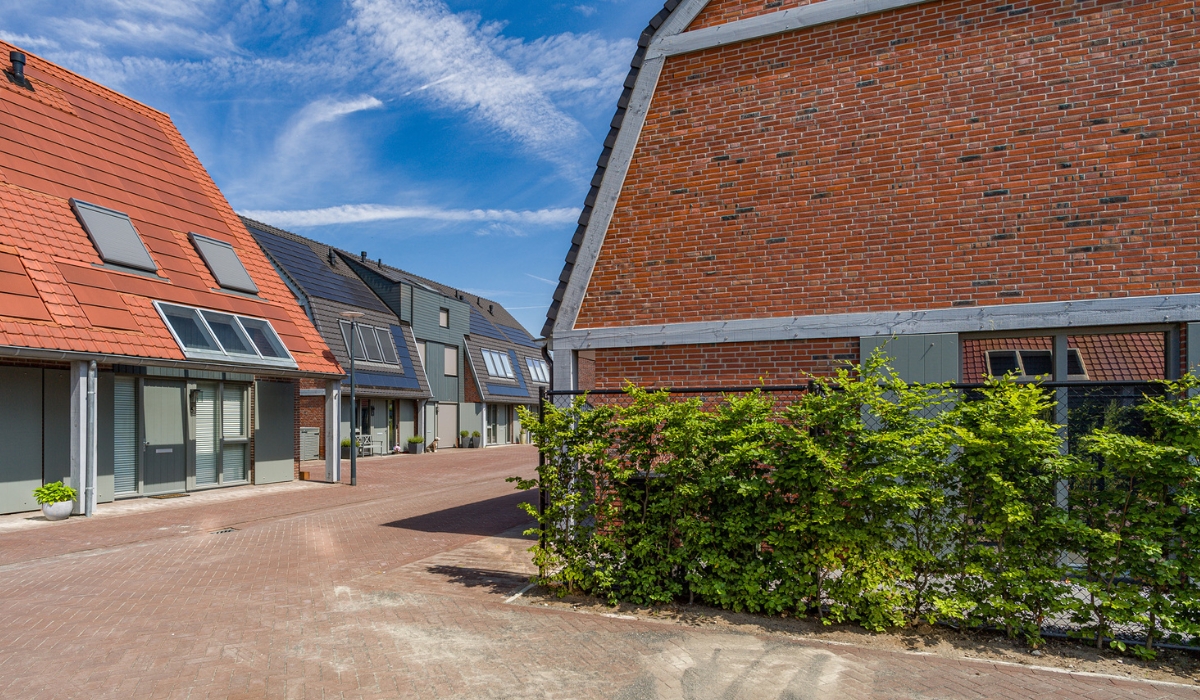 Een nieuwbouwwijk met natuurlijke materialen en traditionele bouwstijl