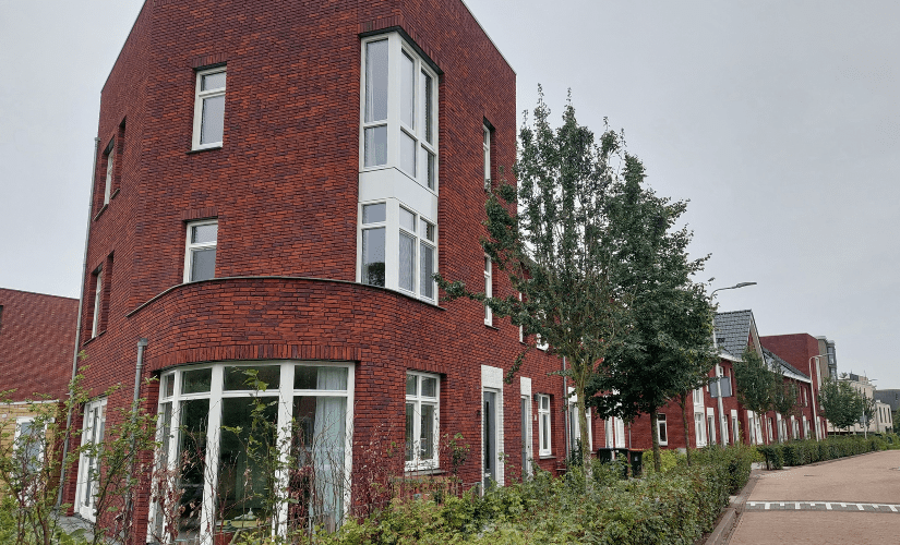 De ronde uitbouw vormt een opvallend kenmerk van deze hoekwoning