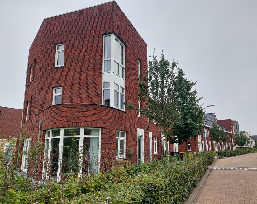 De ronde uitbouw vormt een opvallend kenmerk van deze hoekwoning