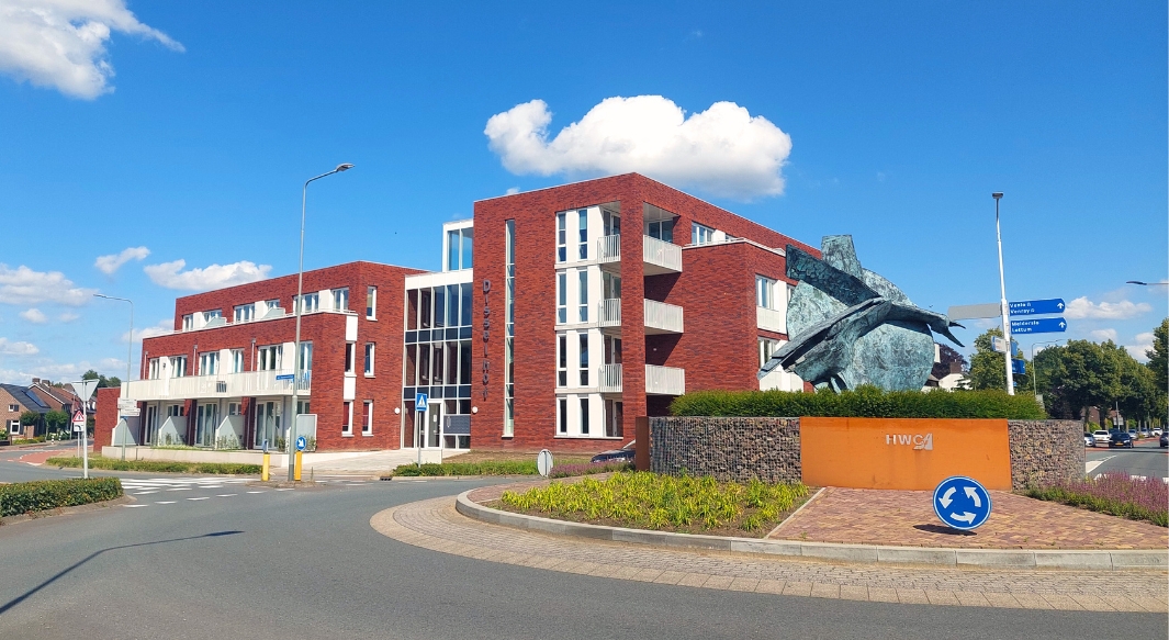 Het appartementengebouw prijkt aan de rotonde in Horst met links de sociale huurwoningen van Wonen Limburg