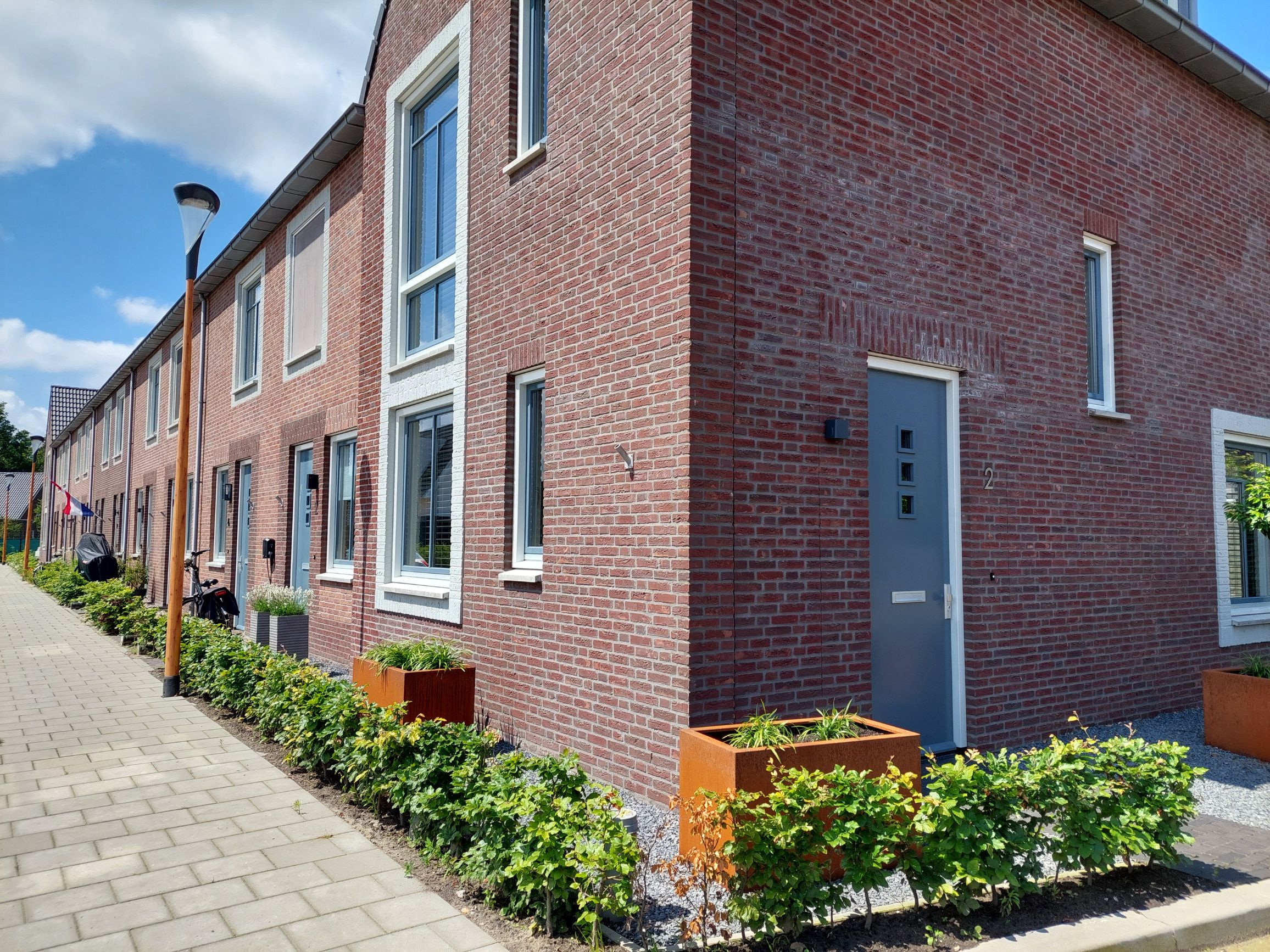 De hoekwoningen onderscheiden zich van de tussenwoningen