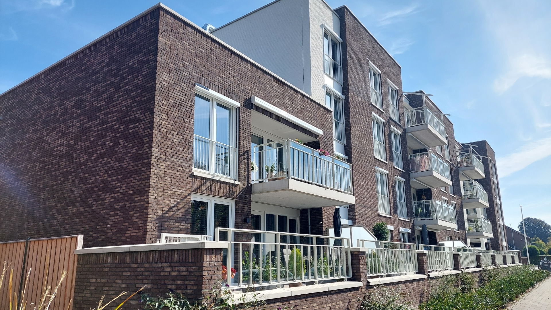 Het appartementengebouw varieert in hoogte