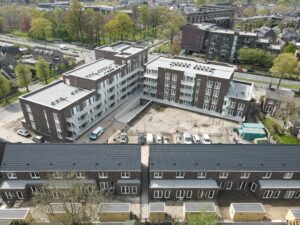 De rijwoningen en het appartementengebouw gezien vanaf de binnenplaats