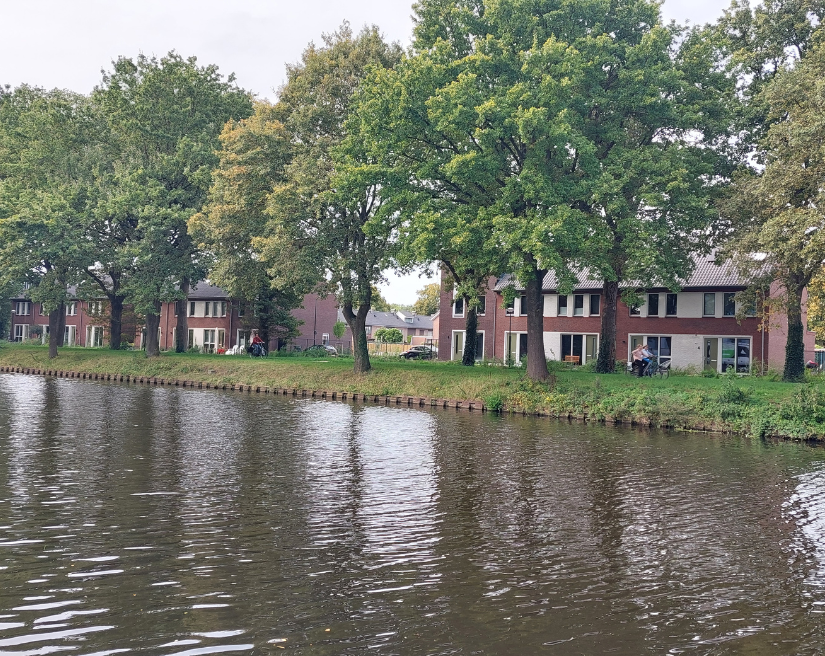 De Waterbloem gezien vanaf de andere kant van het kanaal