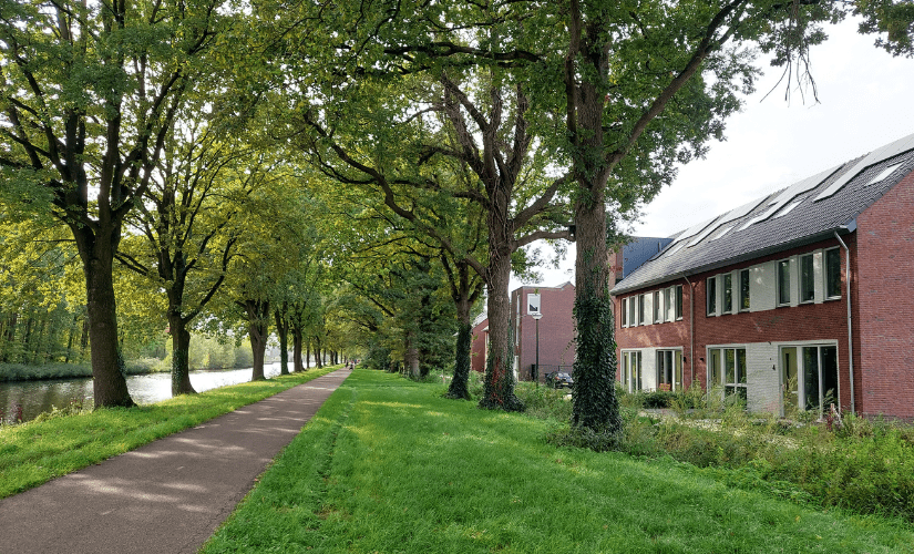 De nieuwbouw heeft een rustige ligging met veel groen