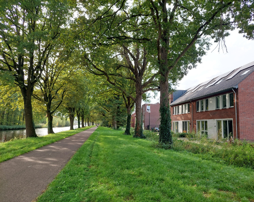 De nieuwbouw heeft een rustige ligging met veel groen