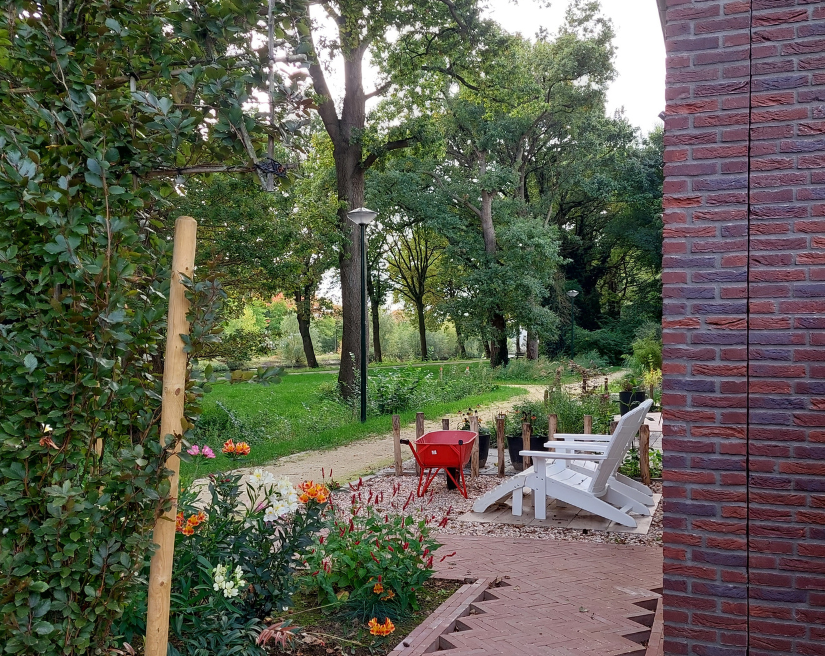 De nieuwbouwwoningen kijken uit op een groenstrook en het Wilhelminakanaal