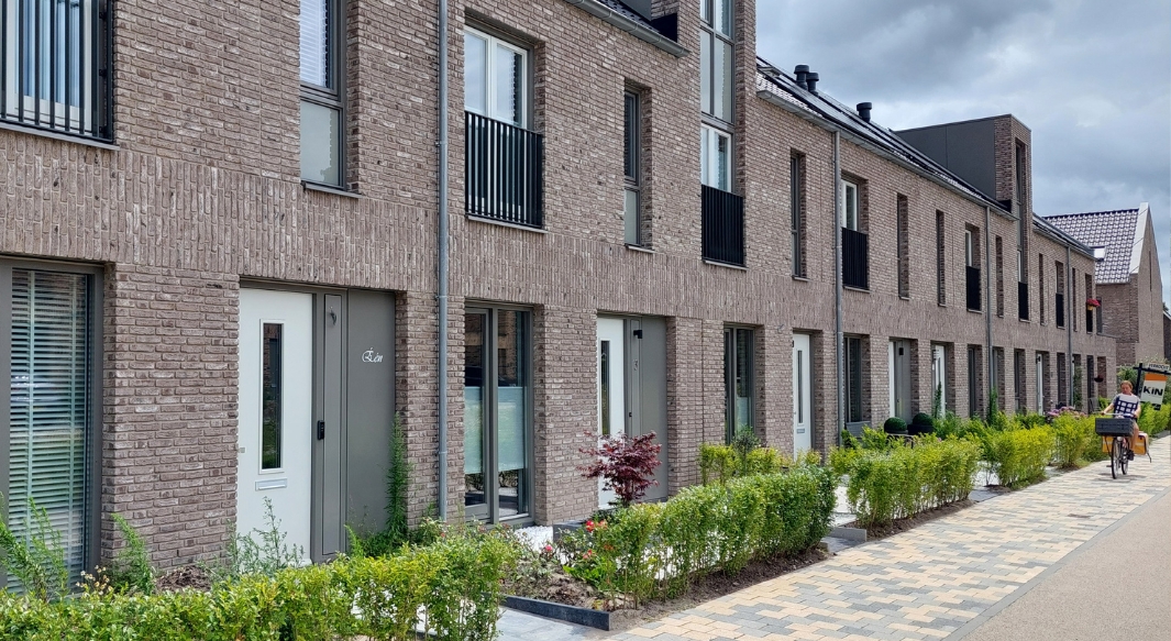Enkele tussenwoningen hebben een doorgemetselde dakopbouw als extra accent