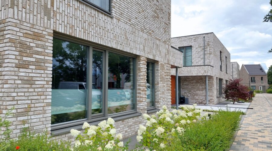 De levensloopbestendige patiowoningen met een slaapkamer en badkamer op de begane grond