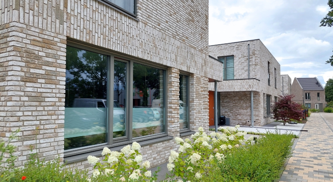De levensloopbestendige patiowoningen met een slaapkamer en badkamer op de begane grond