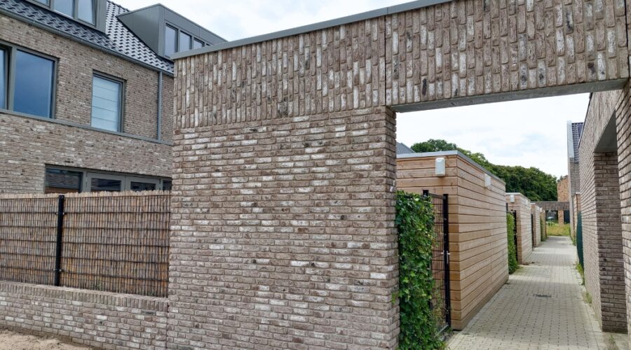 De rijwoningen, tweekappers en vrijstaand geschakelde woning vormen samen een carrévorm