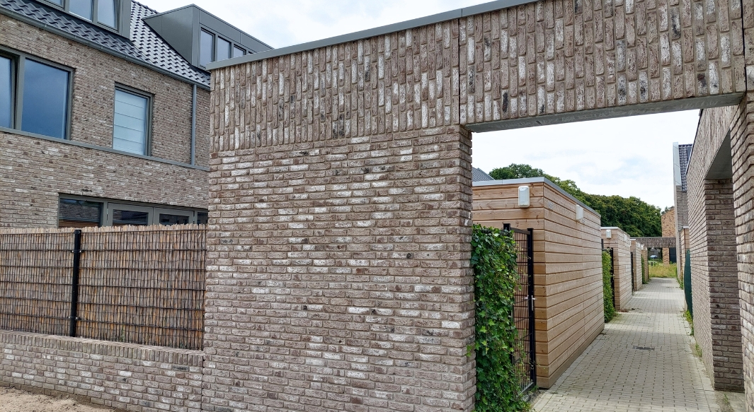 De rijwoningen, tweekappers en vrijstaand geschakelde woning vormen samen een carrévorm
