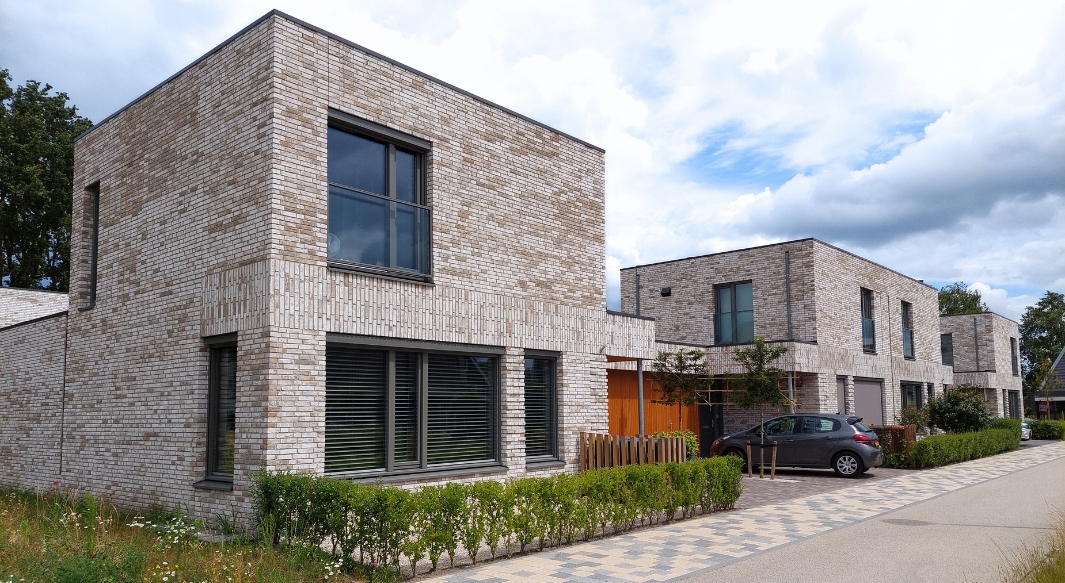 Een eigentijdse architectuur en fraai metselwerk kenmerken de patiowoningen