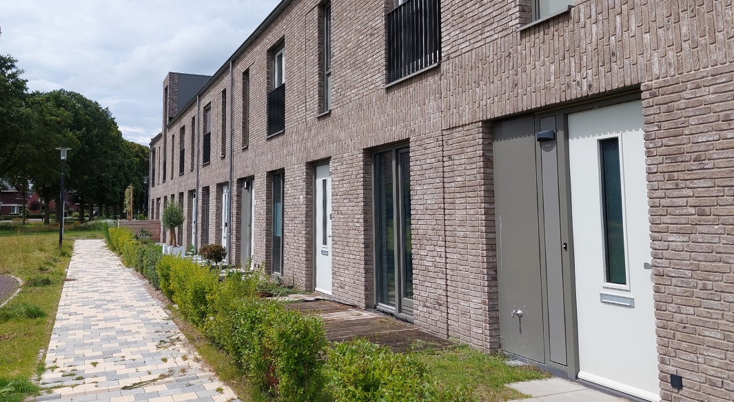 Rijwoningen uitkijkend op groen in de buurt