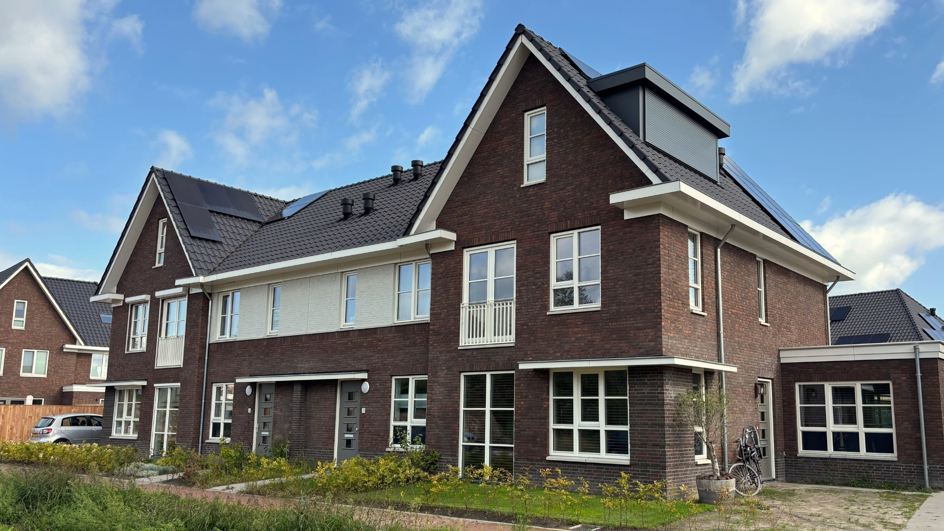 Ieder huis heeft eigenheid met een gedraaide kap, erker of witte bakstenen