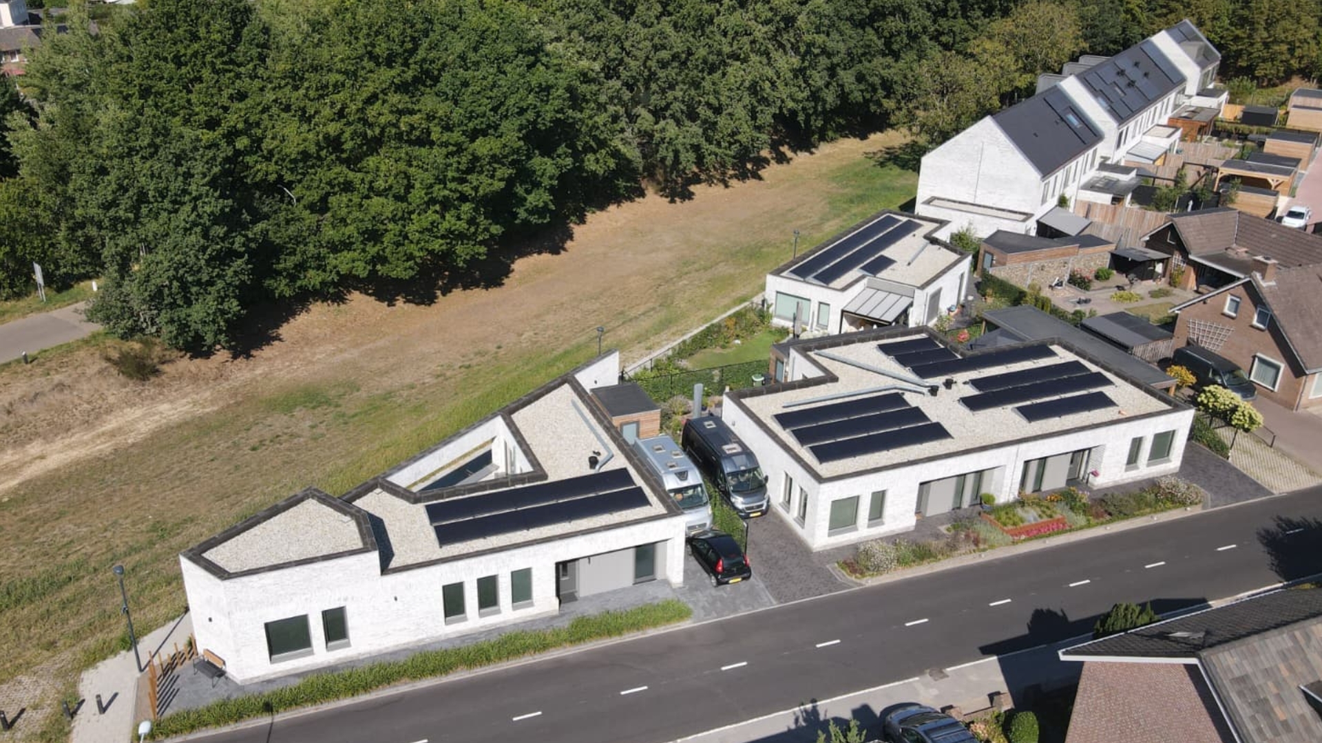 De patiowoningen passen precies in de punt van het bouwperceel
