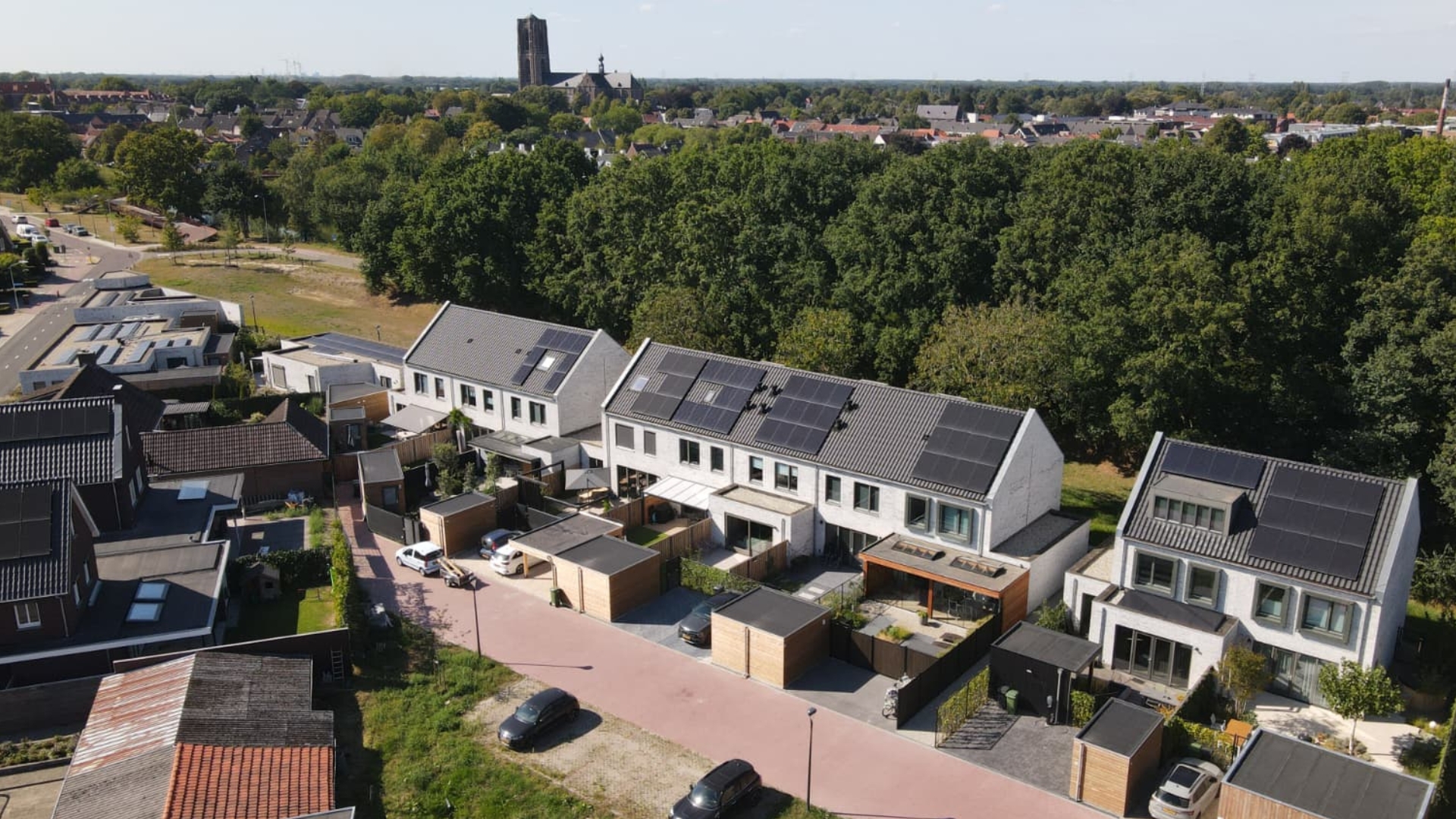 De nieuwe woningen staan net ten zuiden van het Wilhelminakanaal aan een ruime groenstrook