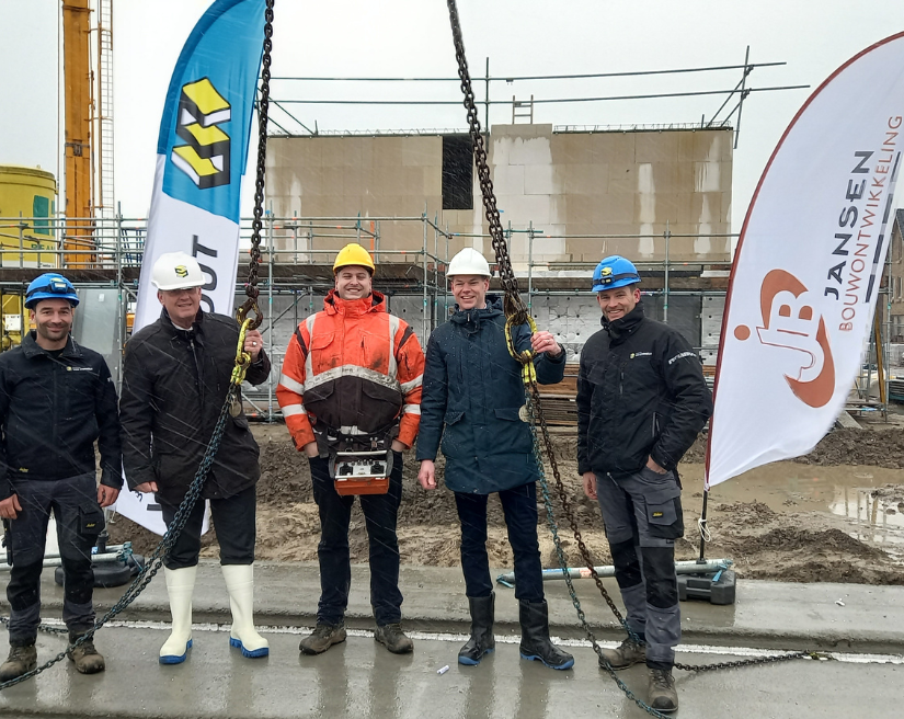 Groepsfoto handeling viering start bouw bijvianen fase 3 hoef en haag