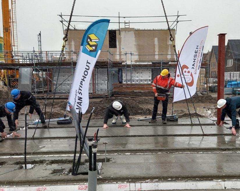 Leggen laatste begane grondvloer viering start bouw bijvianen fase 3 hoef en haag