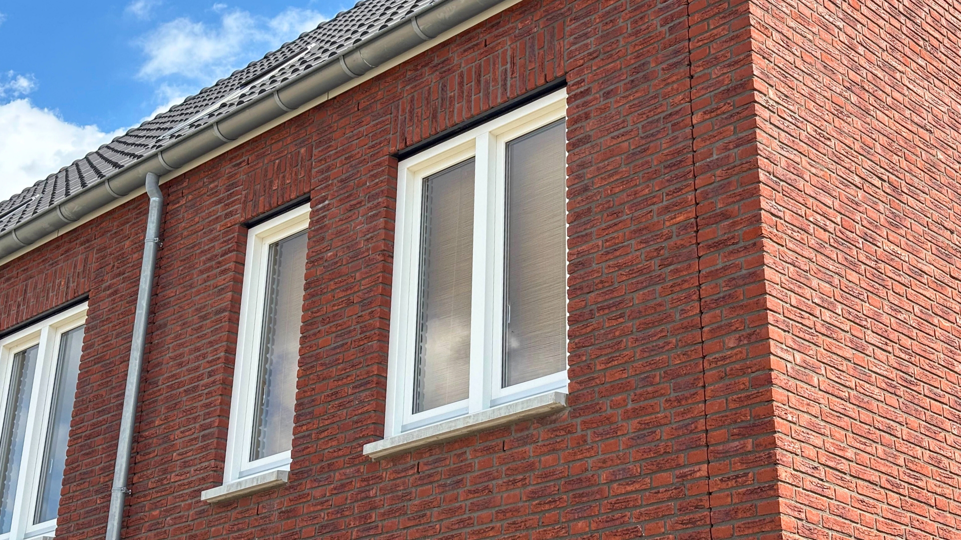 Mooi afgewerkt met keramische dakpannen en zinken hemelwaterafvoer