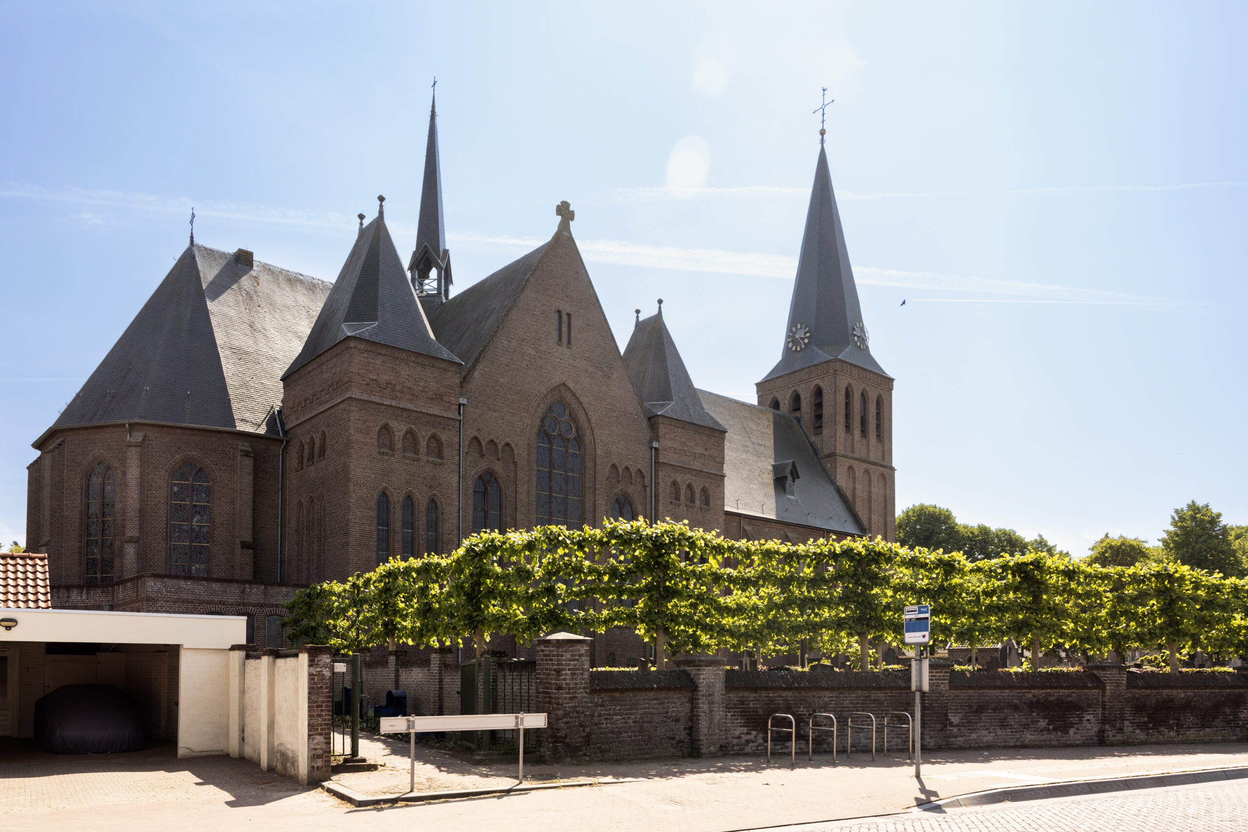 De Heilige Antonoius Abt-kerk is de naamgever van het dorp