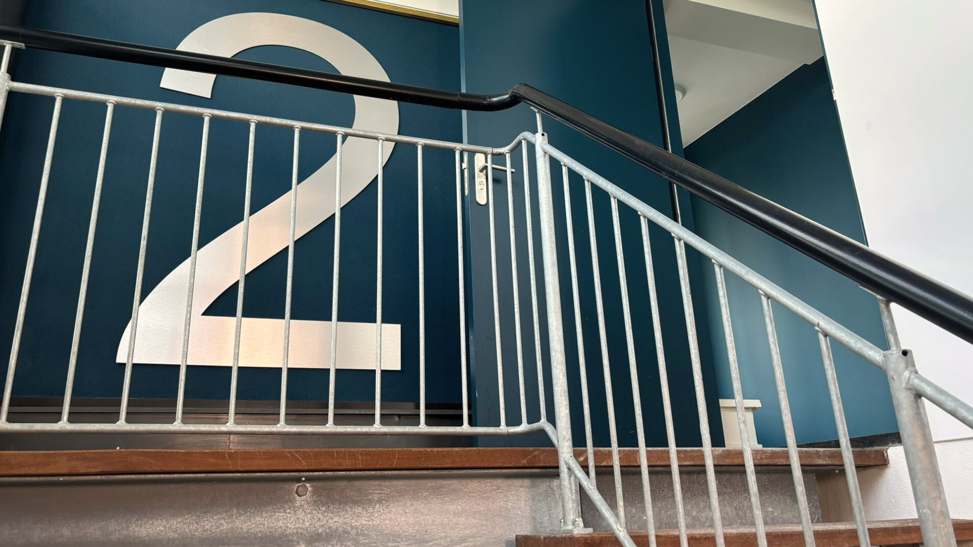 Een kleurrijk trappenhuis in het appartementengebouw
