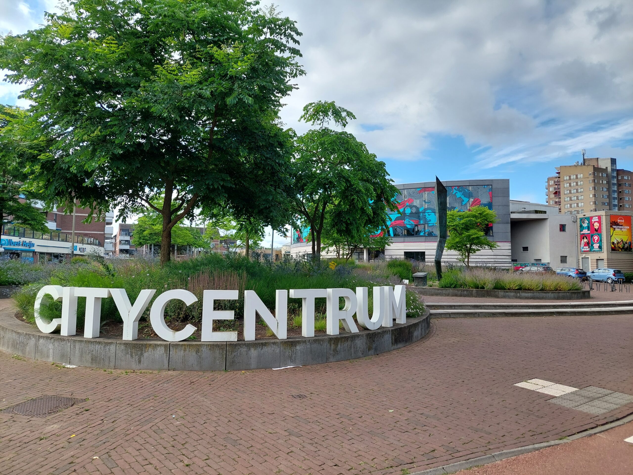 Het Citycentrum van Veldhoven is nabij met winkels en theater De Schalm