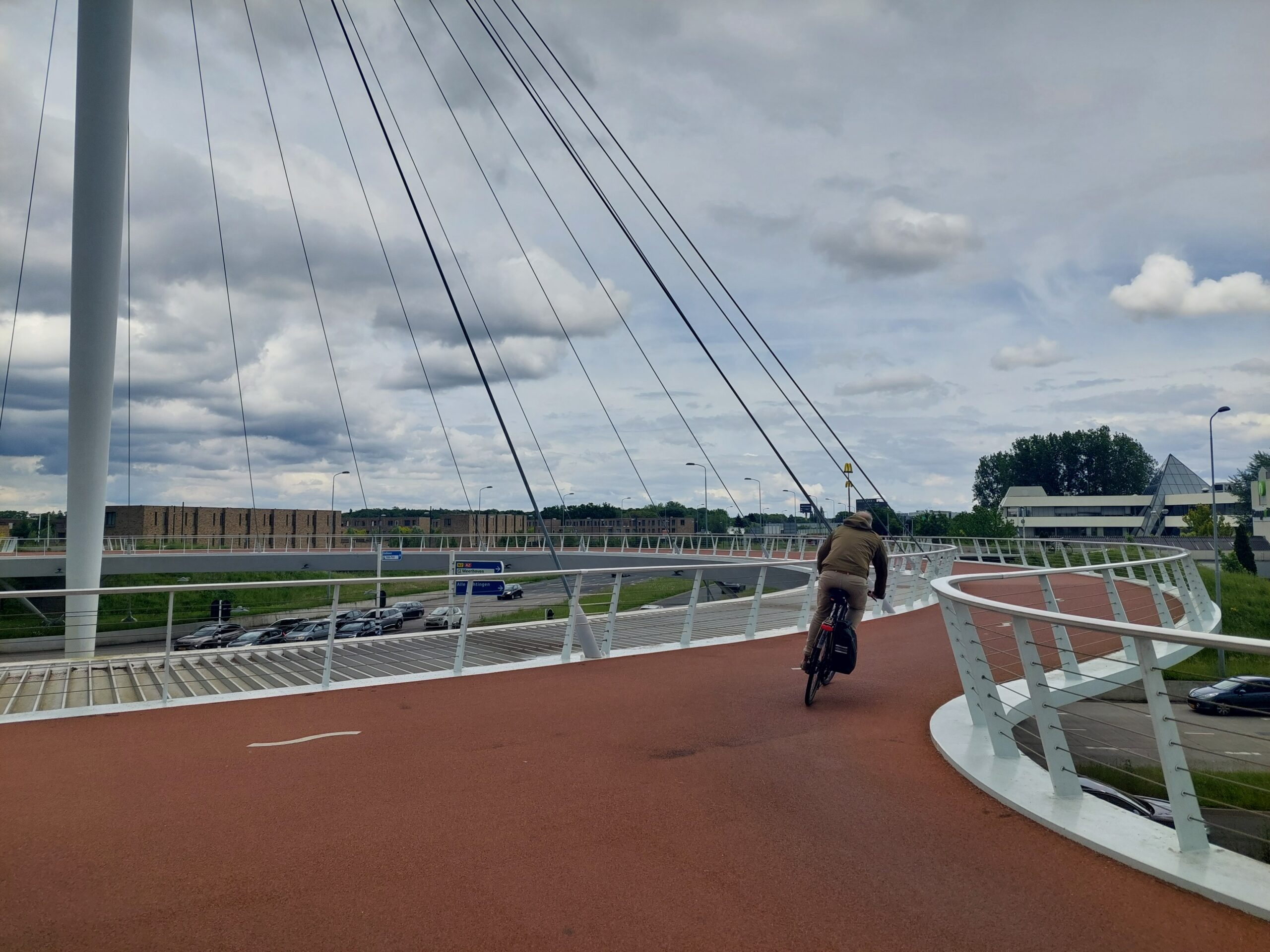 De kenmerkende fietsrotonde Hovenring vlak bij de nieuwbouw