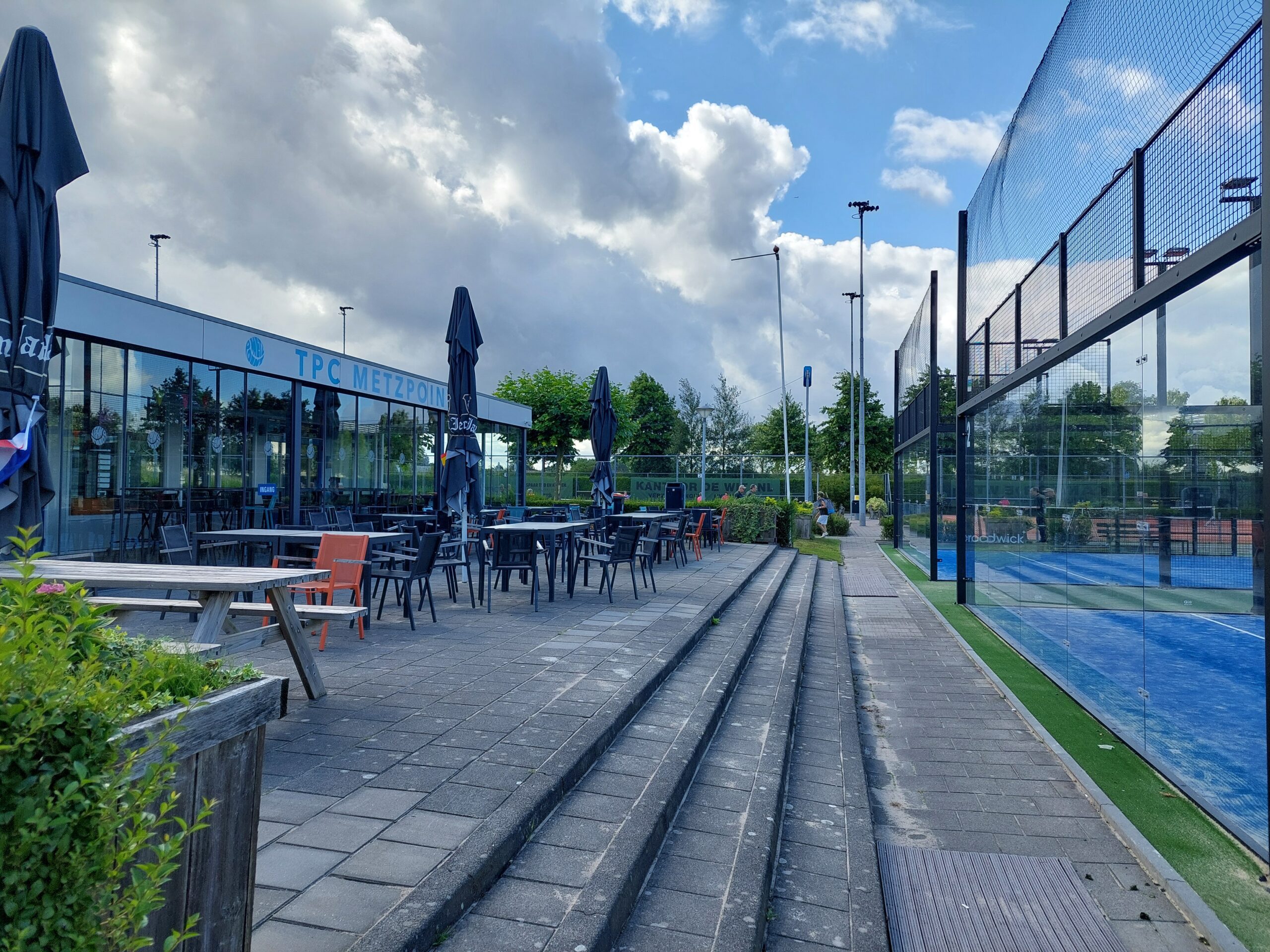 Volop sportgelegenheid in de buurt, zoals padel, tennis en voetbal