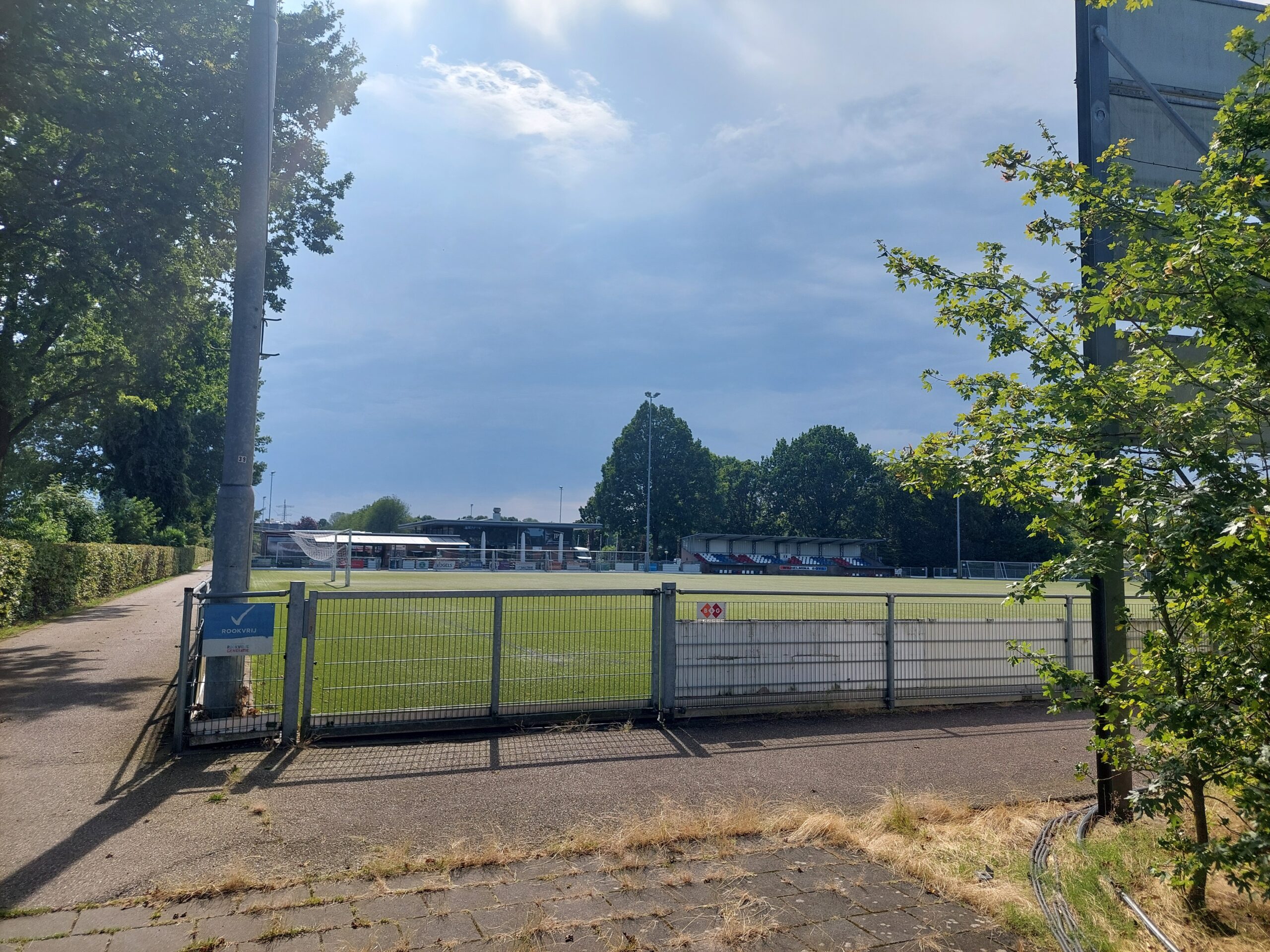 De wijk Naastenbest biedt diverse sportgelegenheden, waaronder voetbal