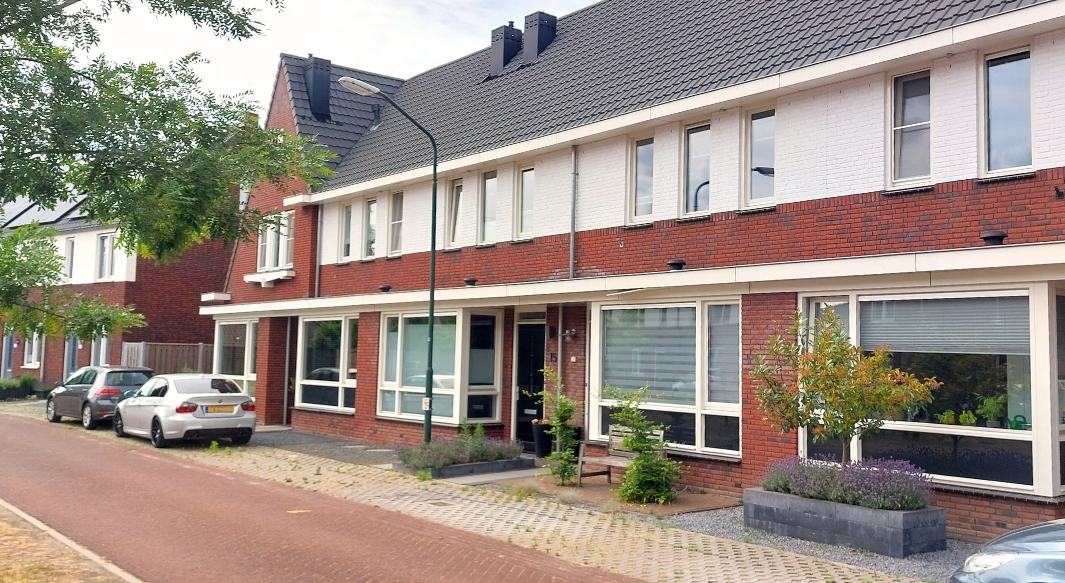 Rijwoningen met witte details en erkers