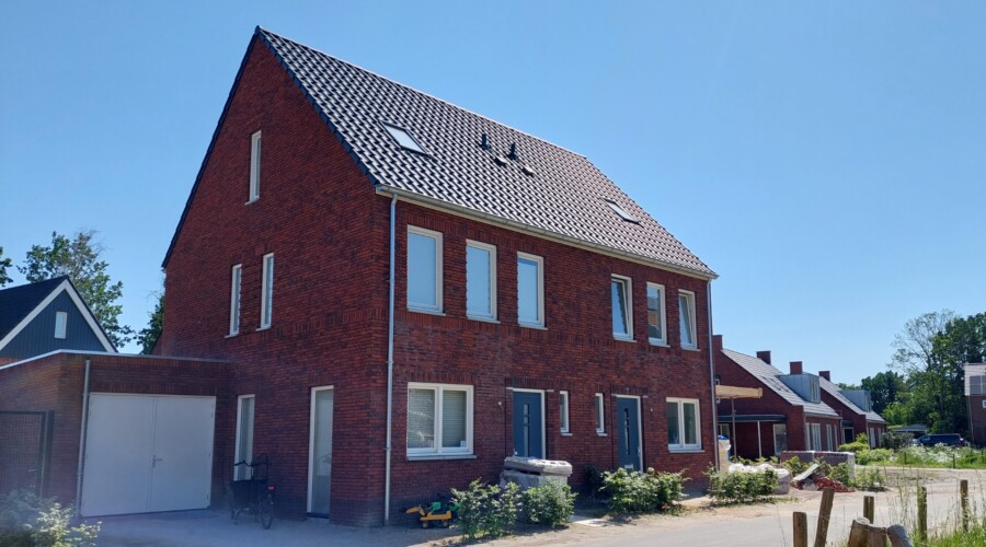 Op de voorgrond een tweekapper in Veld 7 te Oirschot