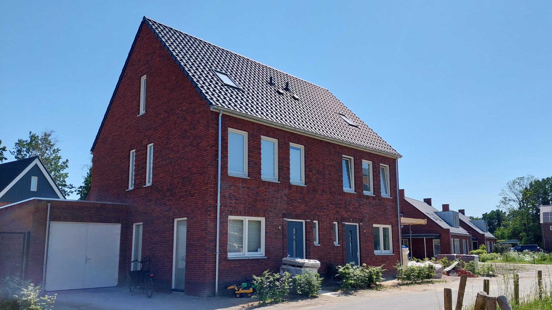 Op de voorgrond een tweekapper in Veld 7 te Oirschot
