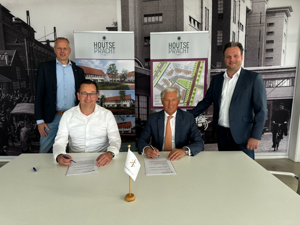 Ondertekening nieuwbouw Houtse Pracht Helmond Interesting Vastgoed Koos Pijnenburg Jeroen van Stiphout Toon de Koning Adriaan van Straten