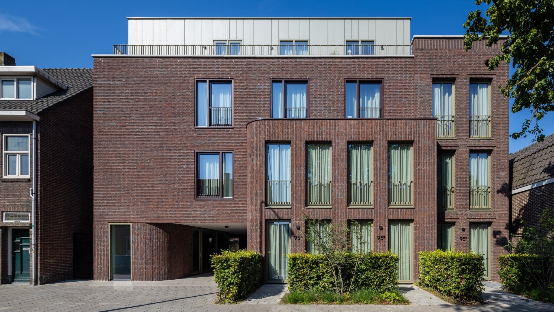 Het voorste gebouw aan de Strijpsestraat biedt studentenhuisvesting