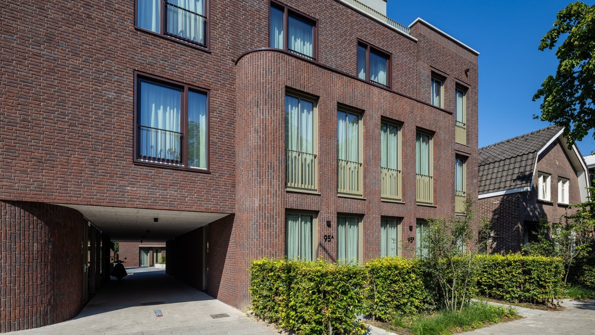 De voorgevel met staand metselwerk springt er letterlijk en figuurlijk uit