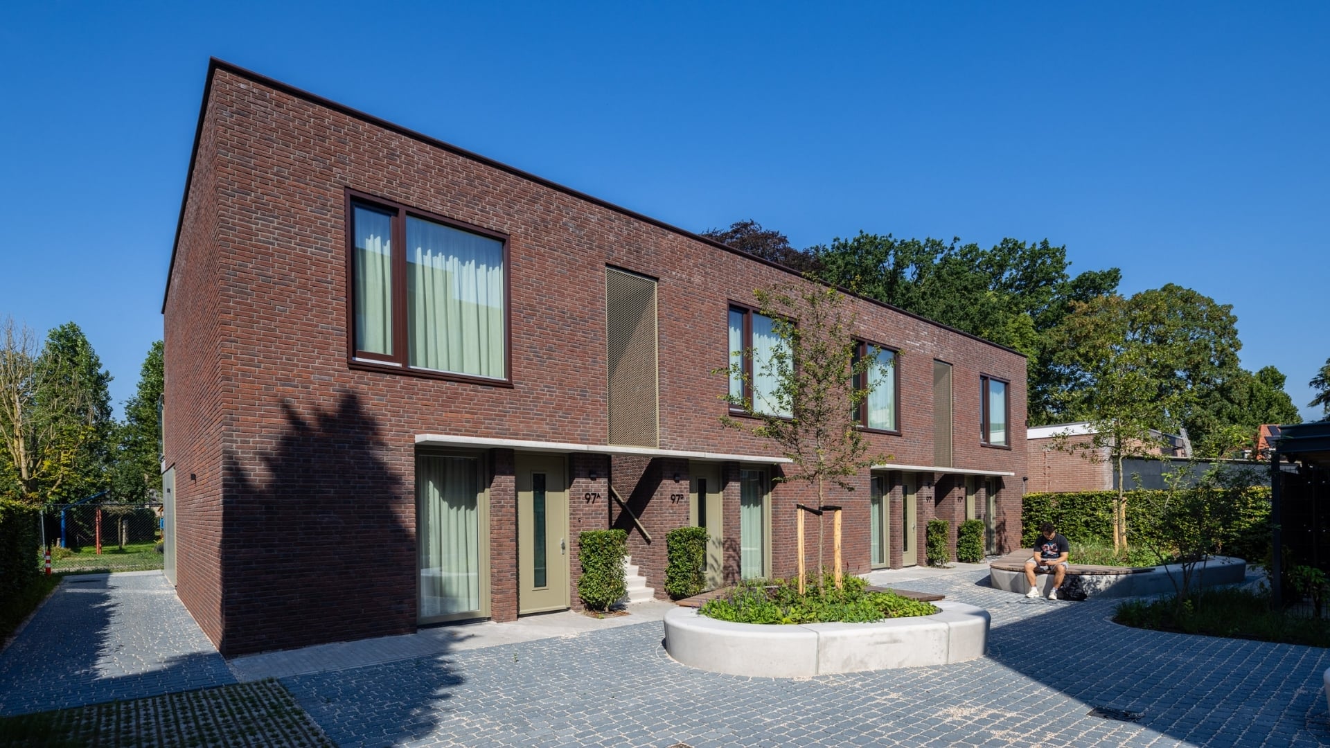 Het gebouw aan het binnenplein biedt woonruimte aan young professionals